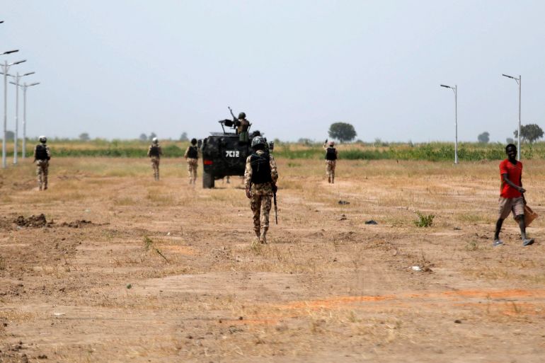 الهجوم جاء عقب اشتباكات في بلدة مجاورة أسفرت عن مقتل 10 مسلحين (رويترز)