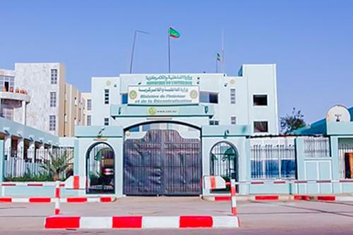 وزارة الداخلية تنفي تعديل توقيت حظر تجوال المركبات وتدعو إلى تحري الدقة