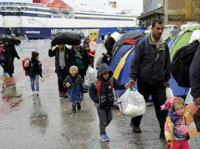 مهاجرون ولاجئون في ميناء بيرايوس باليونان