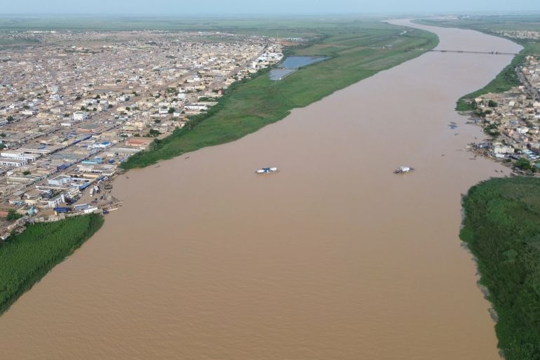 نهر السنغال يشكل الحدود بين روصو الموريتانية (يسار) وروصو السنغالية (يمين)