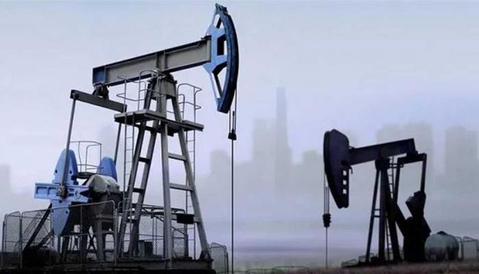 أسعار النفط تهبط بأكثر من 4% بعد الإعلان عن استئناف الملاحة في مضيق هرمز