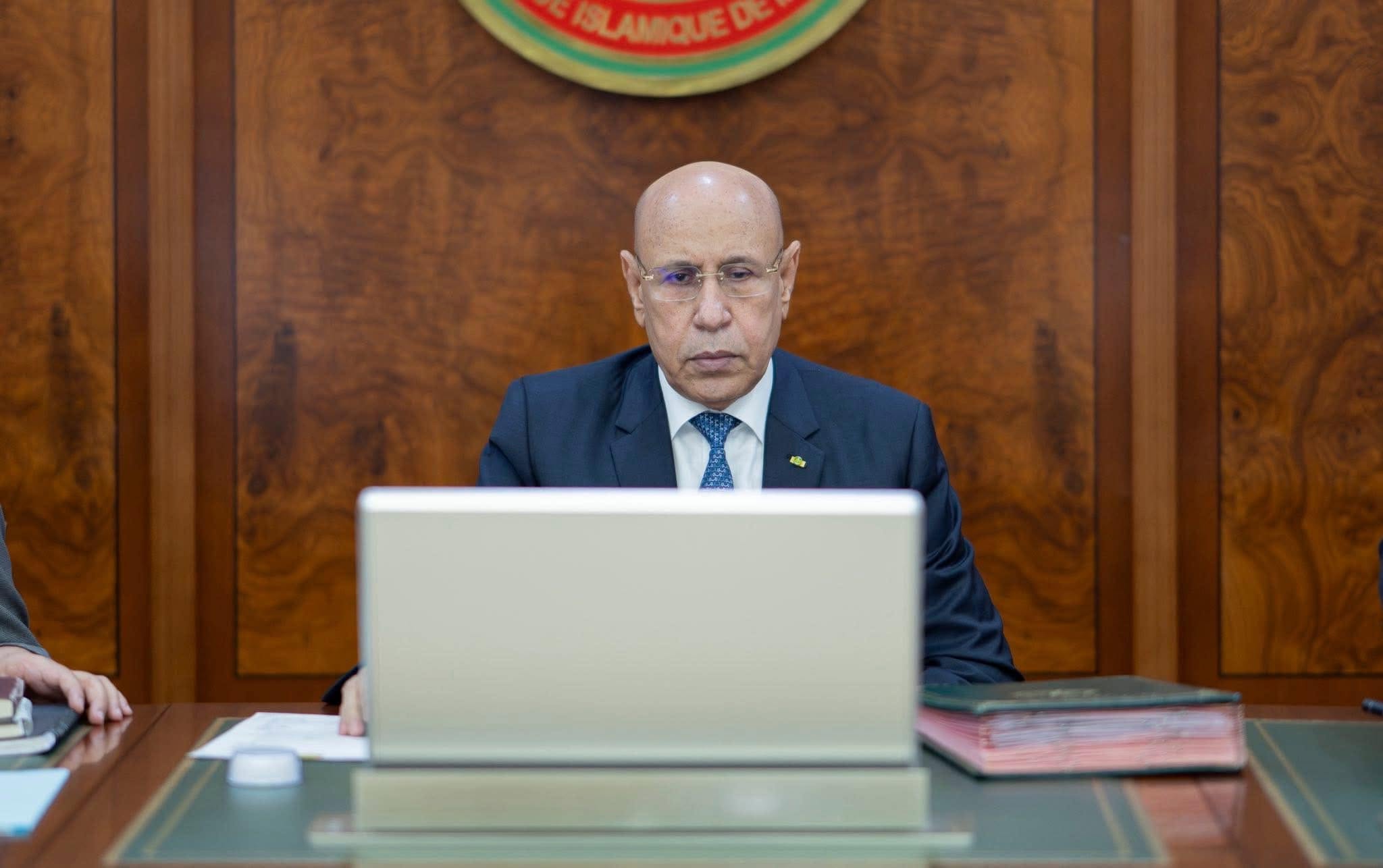رئيس الجمهورية يدعو الوزراء والمسؤولين إلى قضاء العطل داخل البلاد