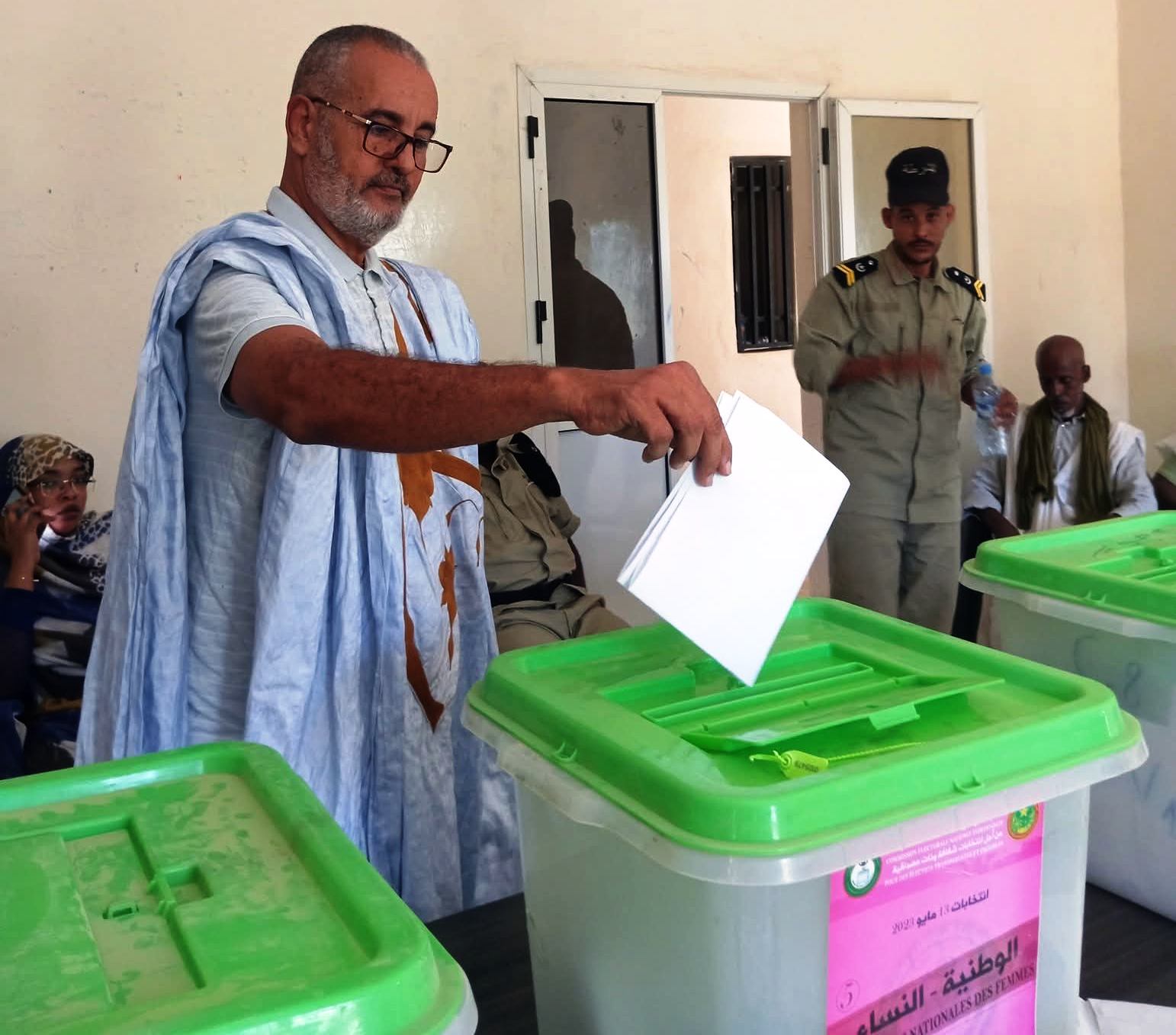 مفتش مقاطعة روصو خلال تصويته في هذا الاقتراع