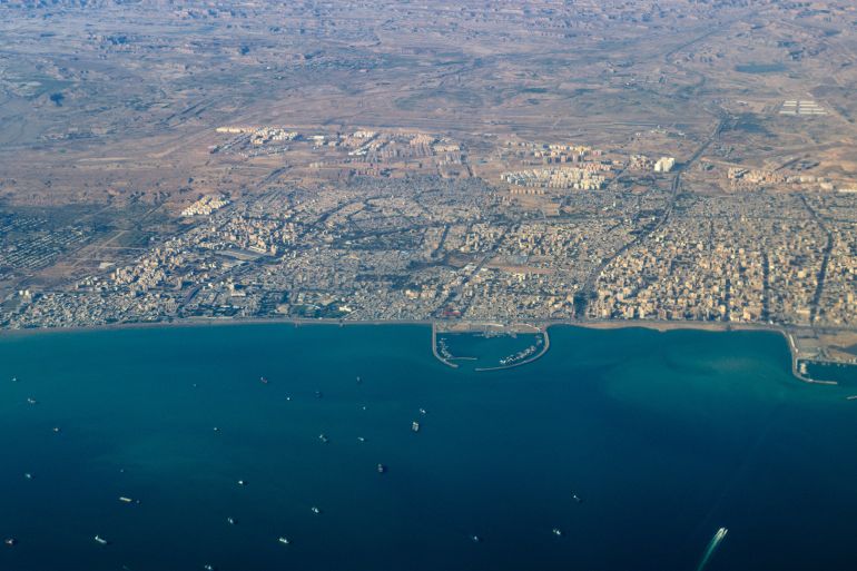 ميناء بندر عباس الإيراني المطل على مضيق هرمز