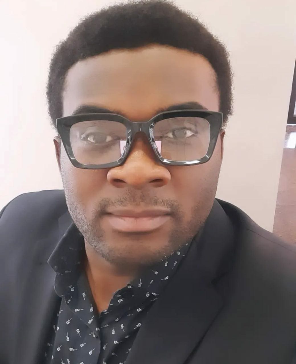 الكاتب .. مختار حمادو .. الكاتب والباحث في شؤون الشرق الأوسط وشمال إفريقيا