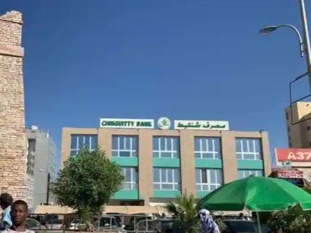 الشرطة تحجز سيارتين لمصرف "شنقيط" وتمنحه مهلة لتسوية نزاع قضائي