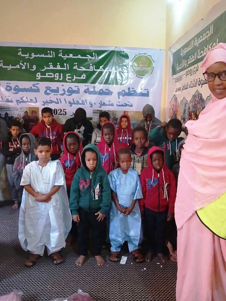 مجموعة من الأطفال المستفيدين مع الناشطة المعروفة في عمل الأحياء افاتو جا