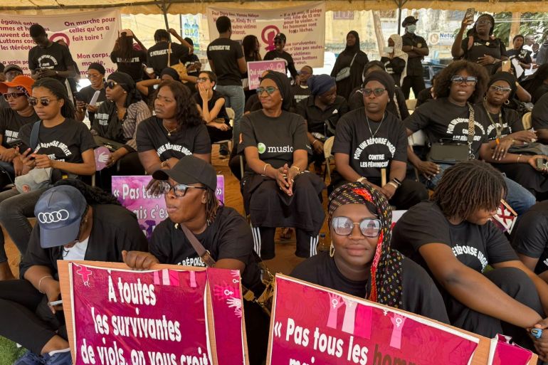 نساء في السنغال يلبسن الأسود للتعبير عن الحزن والحداد على العنف ضد المرأة