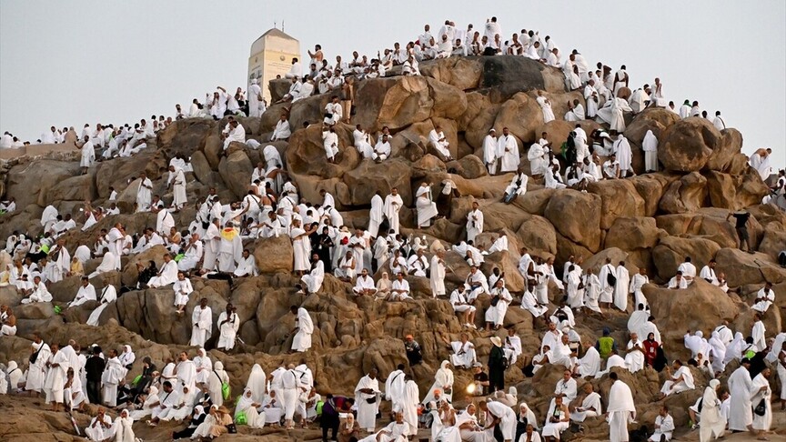 الحجاج يتوافدون إلى صعيد عرفات لأداء ركن الحج الأعظم