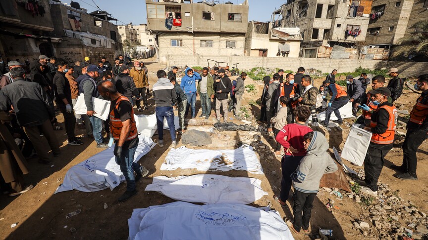 غزة.. الدفاع المدني يعيد دفن رفات 40 فلسطينيًا من مقبرة جرفتها إسرائيل